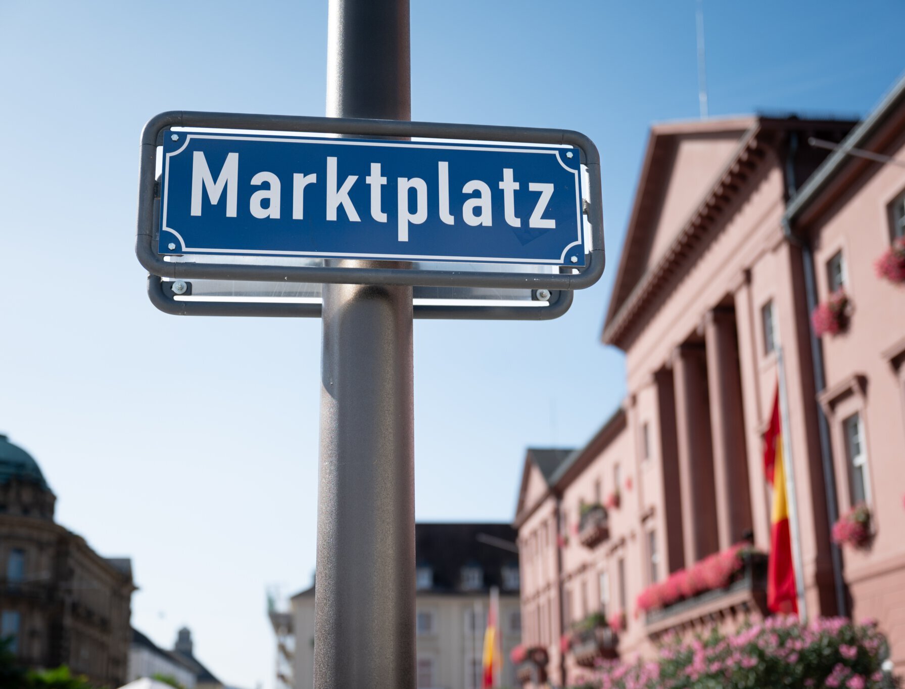 Schild auf dem Marktplatz steht vor dem Rathaus in Karlsruhe