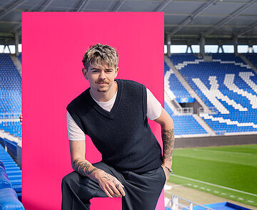 Mädchen im Park mit Laptop auf dem Schoß
