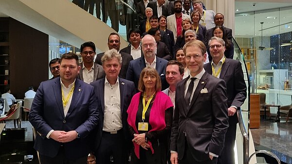 Austausch zwischen Unternehmensvertretern und den Delegationen aus Stuttgart und Karlsruhe im indischen Pune mit Staatsminister Dr. Florian Stegmann, Karlsruhes Oberbürgermeister Dr. Frank Mentrup, Generalkonsul Achim Fabig und Iris Becker, der Repräsentantin des Landes Baden-Württemberg und der Stadt Karlsruhe in Pune.