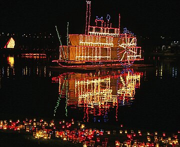 Im Stadtgartensee erstrahlt am Lichterfest ein Mississippidampfer.