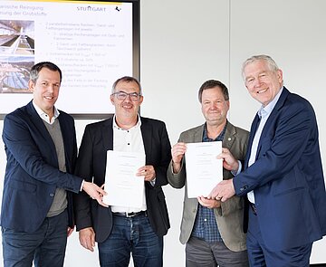 Vertragsunterzeichnung der Innovationspartnerschaft zur Rückgewinnung von Phosphor aus Klärschlammasche: V.l.n.r. Stephen Kemper (Tiefbauamt, Leiter Stadtentwässerung), Jürgen Mutz  (Stadtentwässerung Stuttgart), Dr. Christian Kabbe (Geschäftsführer EMG EasyMining Germany) und Martin Braunersreuther (Geschäftsführer Phosphorgewinnung Schkopau GmbH - PGS)