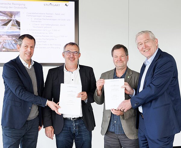 Vertragsunterzeichnung der Innovationspartnerschaft zur Rückgewinnung von Phosphor aus Klärschlammasche: V.l.n.r. Stephen Kemper (Tiefbauamt, Leiter Stadtentwässerung), Jürgen Mutz  (Stadtentwässerung Stuttgart), Dr. Christian Kabbe (Geschäftsführer EMG EasyMining Germany) und Martin Braunersreuther (Geschäftsführer Phosphorgewinnung Schkopau GmbH - PGS)