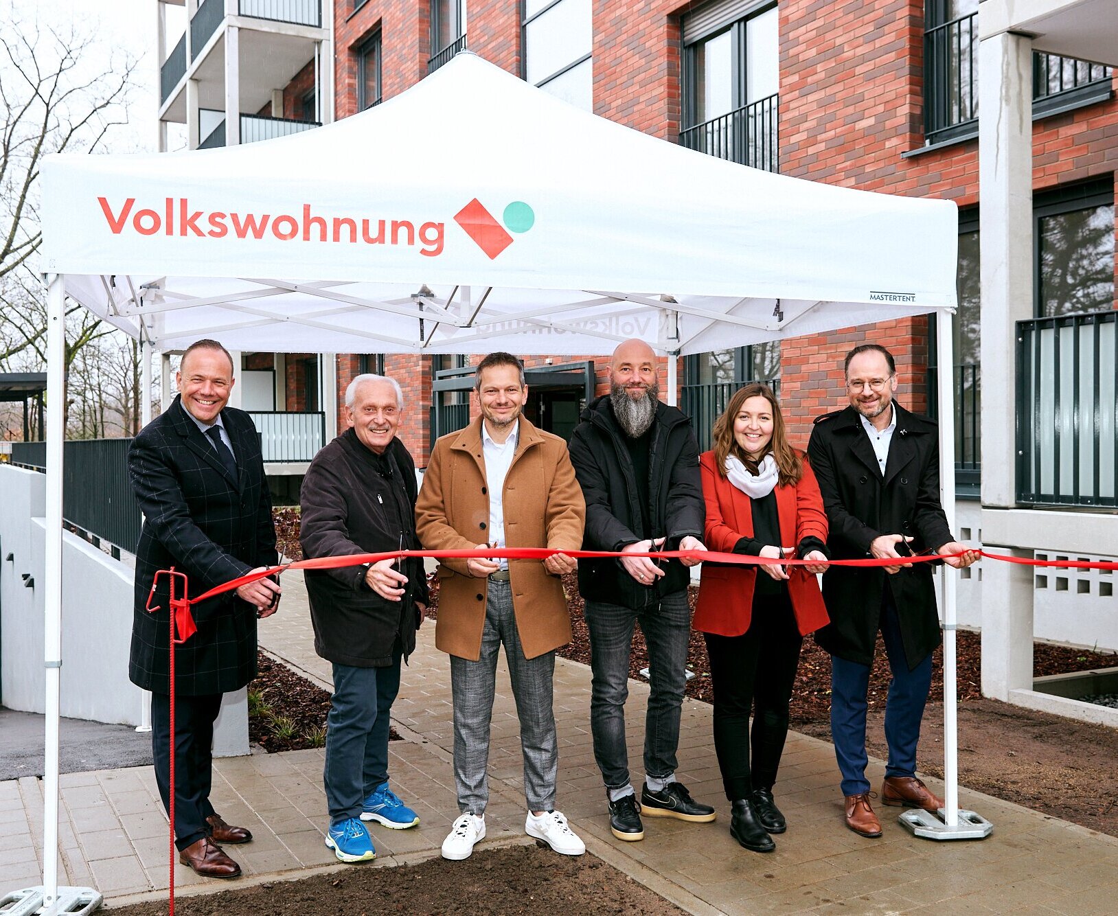 Feierlicher Banddurchschnitt: Baubürgermeister Daniel Fluhrer, Gerhard Repple (Bürgerverein Nordweststadt), Stefan Storz, Geschäftsführer der Volkswohnung, Dipl.-Ing. Matthias Brennfleck (Volksbau Architekten), Annette Lehn (Volkswohnung) und Bernhard Bauer (Diringer & Scheidel) (v.l.) 
