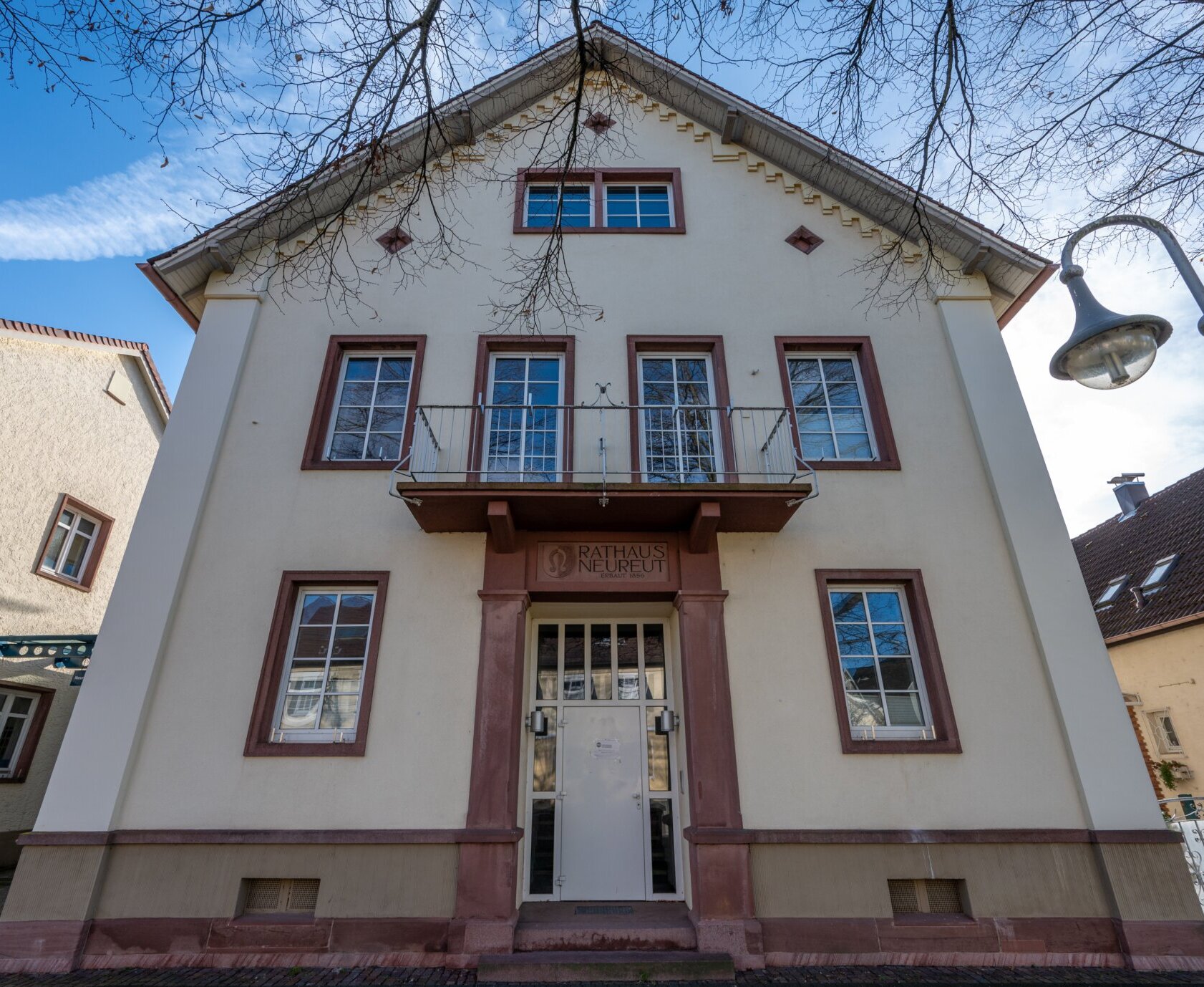 Außenansicht des Gebäudes der Ortsverwaltung Neureut