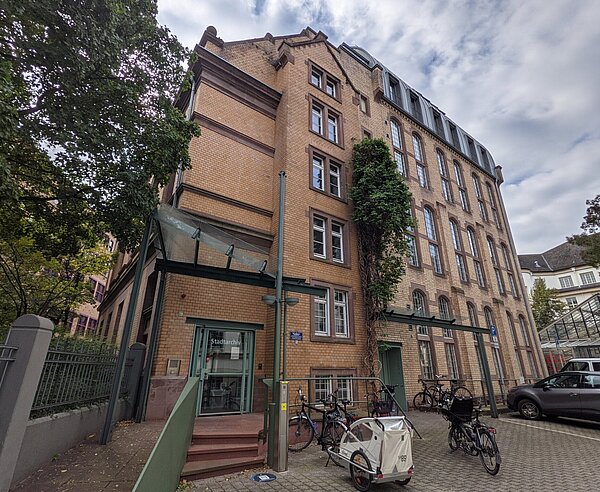 Außenansicht des Stadtarchivs mit  Eingang