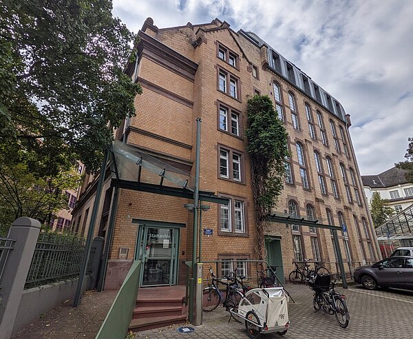 Außenansicht des Stadtarchivs mit  Eingang