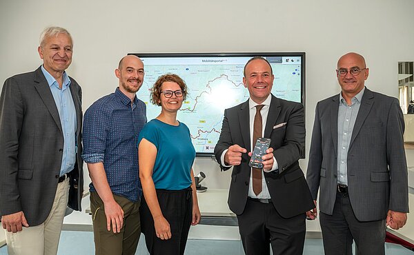 Modern und mobiloptimiert ist die neue Version des Mobilitätsportals, die Jochen Ehlgötz, Lucas Reid, Martina Boeuf, Bürgermeister Daniel Fluhrer und Jan Saal (von links) vorstellen. Foto: mmg