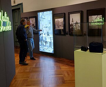 Blick in die Sonderausstellung „Mit Gespür für den Moment. Der Durlacher Fotograf Walter Schnebele“ im Pfinzgaumuseum