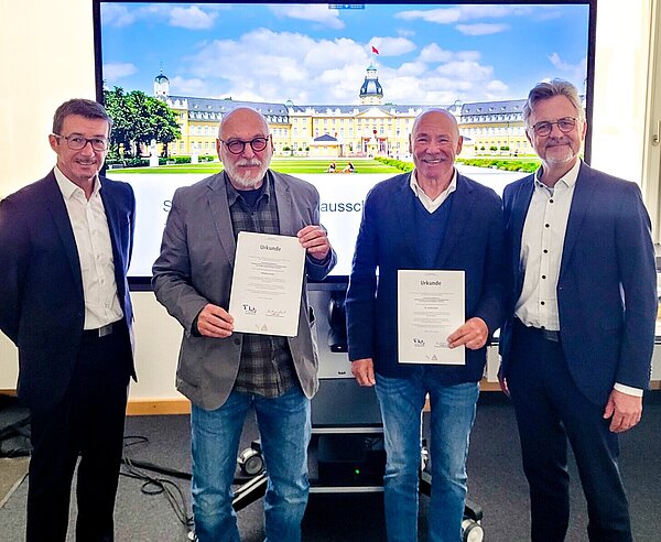 Ehrung für mehr als 30 Jahre Mitarbeit im Gutachterausschuss: Dr. Gerhard Leute (2.v.r.) und Wolfgang Karcher (2.v.l.) werden von Oberbürgermeister Dr. Frank Mentrup und dem Leiter der Grundstücksbewertungsstelle, Rüdiger Huck (l.) ausgezeichnet.