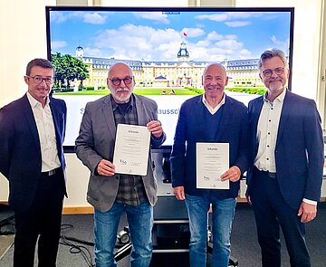 Ehrung für mehr als 30 Jahre Mitarbeit im Gutachterausschuss: Dr. Gerhard Leute (2.v.r.) und Wolfgang Karcher (2.v.l.) werden von Oberbürgermeister Dr. Frank Mentrup und dem Leiter der Grundstücksbewertungsstelle, Rüdiger Huck (l.) ausgezeichnet.