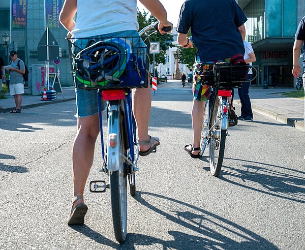 Radfahrende  bei sommerlichem Wetter im Rahmen des Radlerfrühstücks 