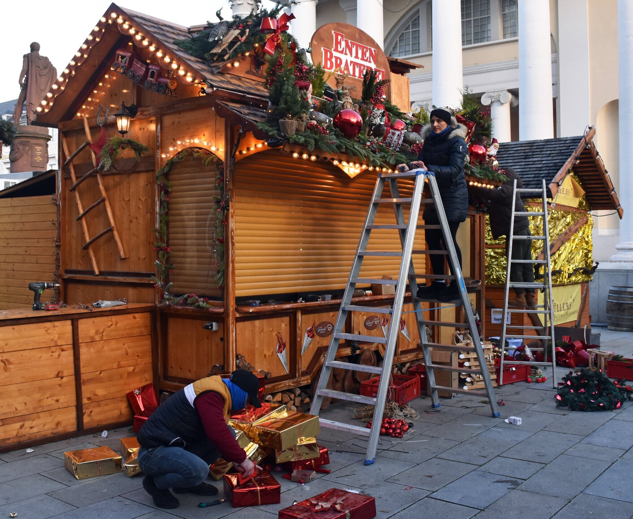 Aufbau einer Hütte auf dem Christkindlesmarkt.