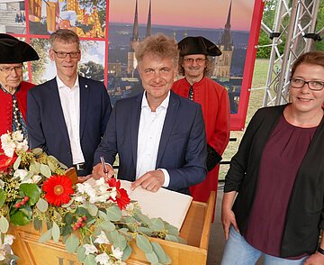 Oberbürgermeister Dr. Frank Mentrup trug sich beim Laternenfest 2022 in das Goldene Buch der Stadt Halle ein.