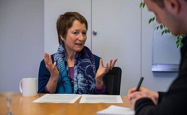 Erste Bürgermeisterin Bettina Lisbach im Gespräch mit Florian Kaute, Abteilungsleitung Redaktion