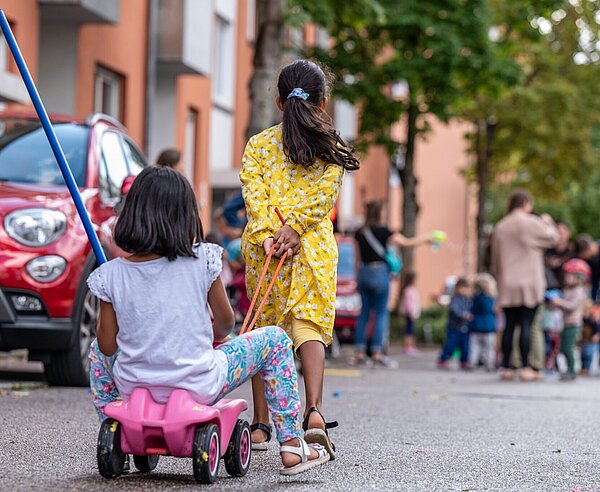 Belebte Straße während der Aktion "Karlsruhe spielt!" im Jahr 2023