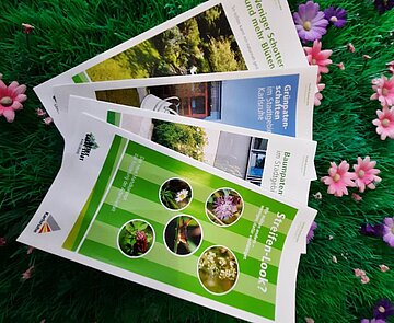 Das Bild steht symbolisch für Umweltwissen A bis Z und zeigt eine Reihe an Broschüren 