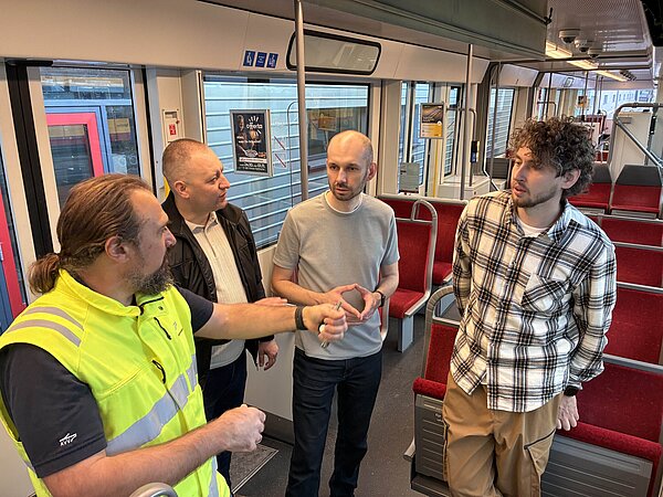 Die Teilnehmenden einer Delegationsreise informieren sich bei den Verkehrsbetrieben Karlsruhe über Mobilitätslösungen.