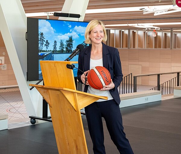 feierlichen Einweihung der Sporthalle Oberreut im Schulzentrum Südwestdurch Bürgermeisterin Yvette Melchien