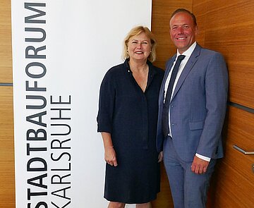 Bürgermeister Daniel Fluhrer und Stadtplanungsamts-Leiterin Prof. Anke Karmann-Woessner präsentieren das neue Format des Stadtbauforums.