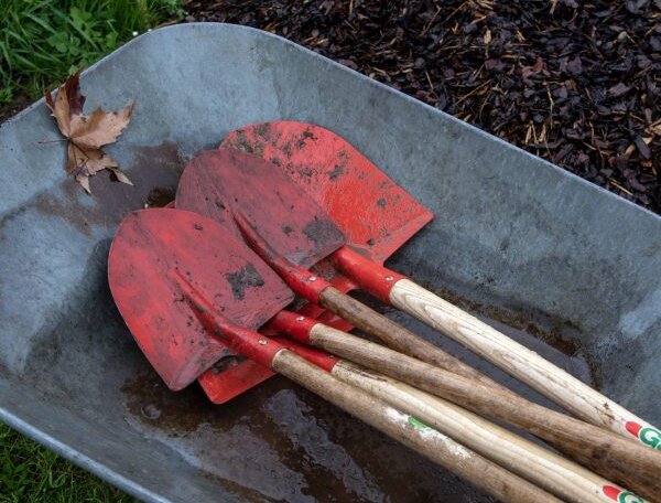 Schaufeln in Schubkarre