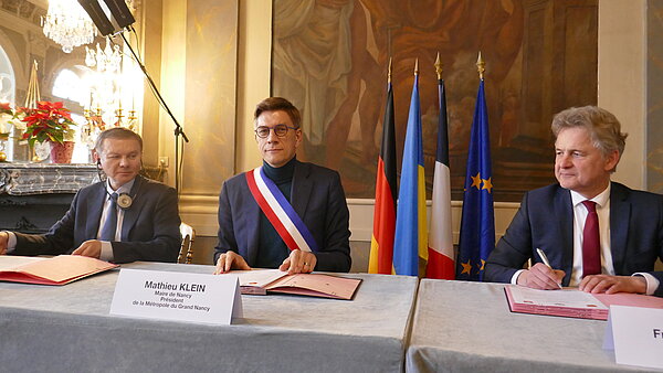 Die drei Oberbürgermeister Morhunov, Klein und Dr. Mentrup bei der Unterzeichnung der Trilateralen Vereinbarung