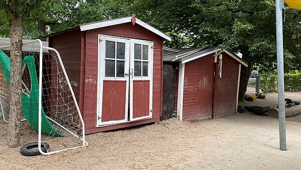 Das Bild zeigt die alten Hütten vor dem Austausch.