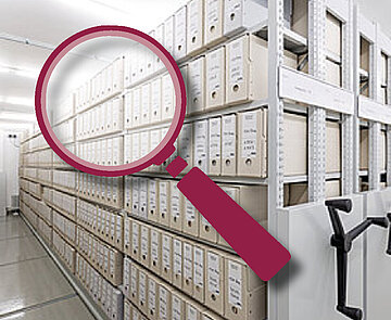 Ansicht eines Aktenmagazins im Stadtarchiv mit Lupe