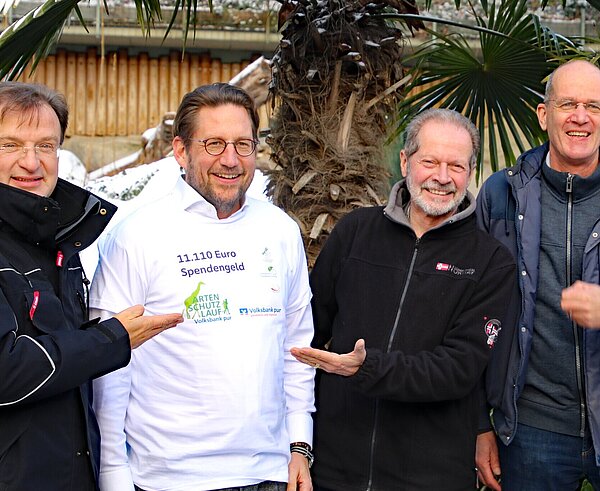 Freuen sich über die erfolgreiche Premiere des Artenschutzlaufs sowie 11.110 Euro Spendengeld: Zoodirektor Dr. Matthias Reinschmidt, Matthias Hümpfner, Vorstandsvorsitzender der Volksbank pur, Dr. Clemens Becker, Artenschutzkurator im Zoo, und Patrick Scheef von der LG Karlsruhe (von links).