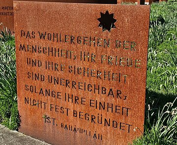 Baha’i-Stele im Garten der Religionen