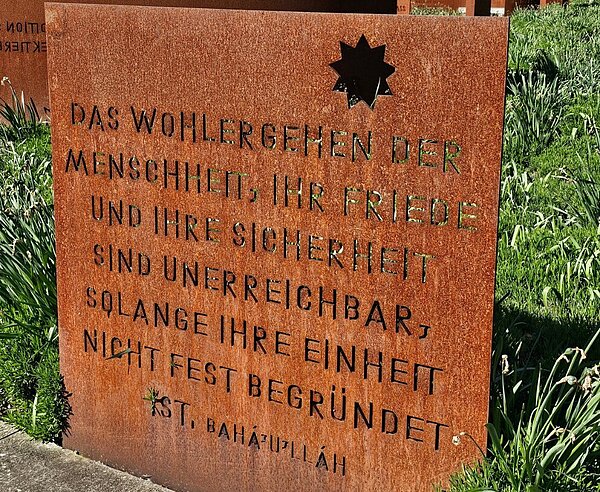 Baha’i-Stele im Garten der Religionen