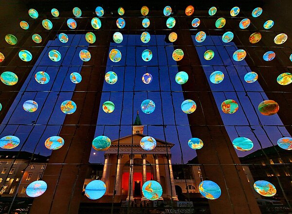 Blick vom Rathaus durch Lichtkunstinstallation auf Stadtkirche