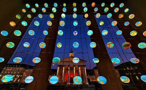 Blick vom Rathaus durch Lichtkunstinstallation auf Stadtkirche