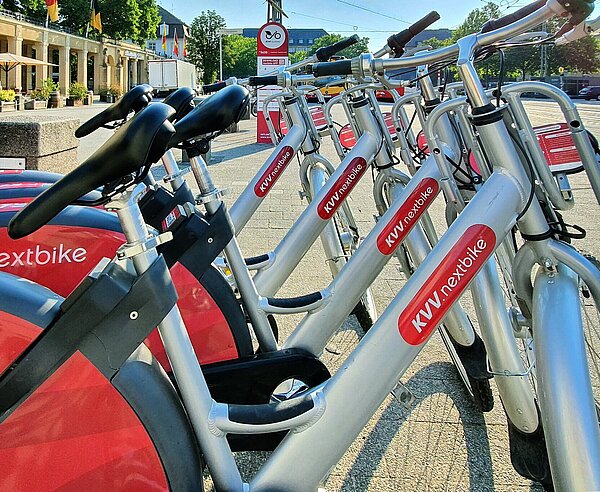 Aufgereihte Nextbikes stehen am Hauptbahnhof