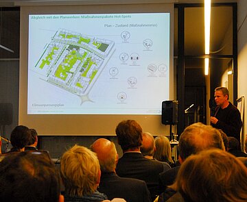 Personen und Leinwand mit Präsentation