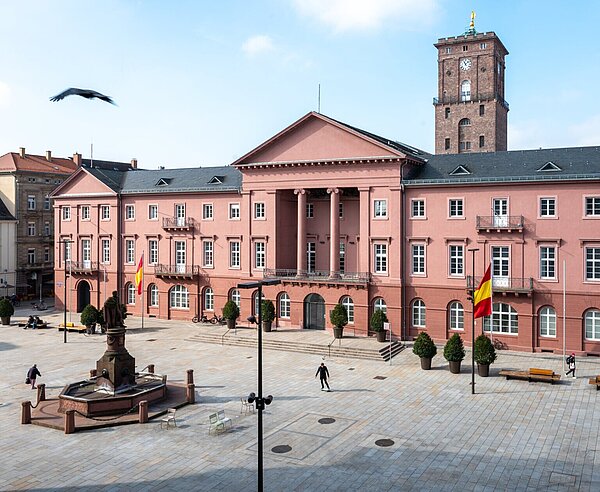 Blick von schräg oben auf den Marktplatz mit Rathaus und Brunnen