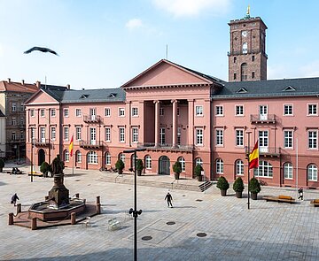 Blick von schräg oben auf den Marktplatz mit Rathaus und Brunnen