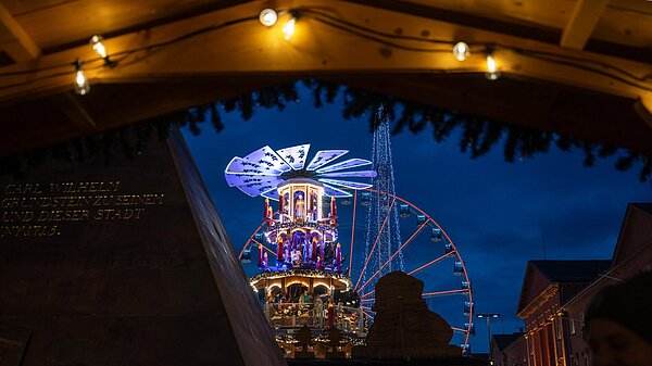 beleuchtete Weihnachtspyramide auf dem Weihnachtsmarkt Marktplatz Pyramide Rathaus