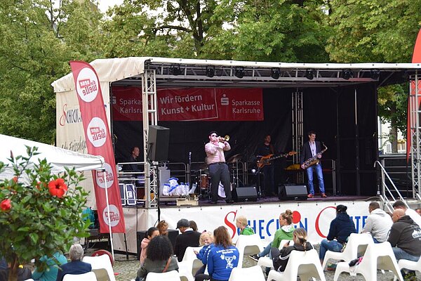 Sommerbühne am Karlsburg Vorplatz