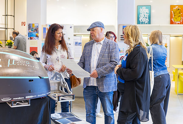 Besuchende im POP-UP-LAB im Gespräch