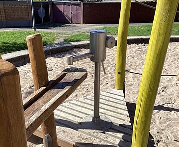 Wasserspielanlage auf einem Spielplatz
