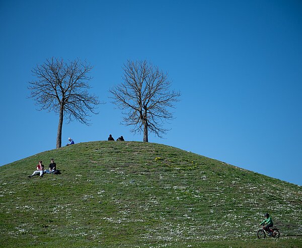 Menschen genießen den Frühling auf dem Hügel der Günther-Klotz-Anlage