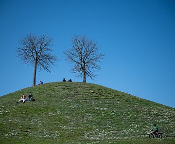 Menschen genießen den Frühling auf dem Hügel der Günther-Klotz-Anlage