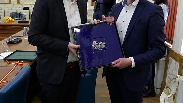 OB Mentrup hatte als Geschenk eine Majolika-Fliese nach Temeswar mitgebracht