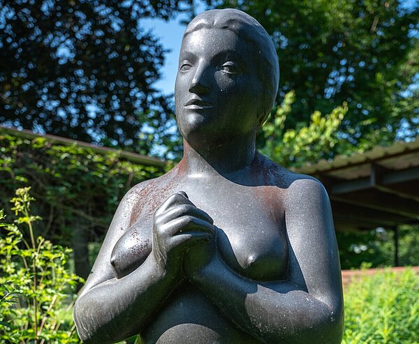 Die Skulptur "Eva mit Schlange" von Christoph Voll ist im Zoo aufgestellt