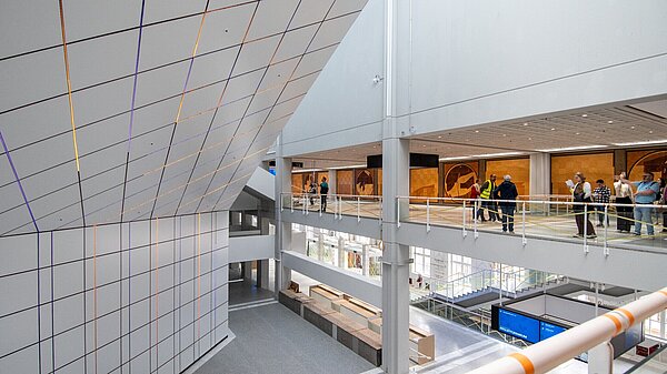 Ansicht der noch unvollendeten Gestaltung der  Innenräume und Säle der Stadthalle
