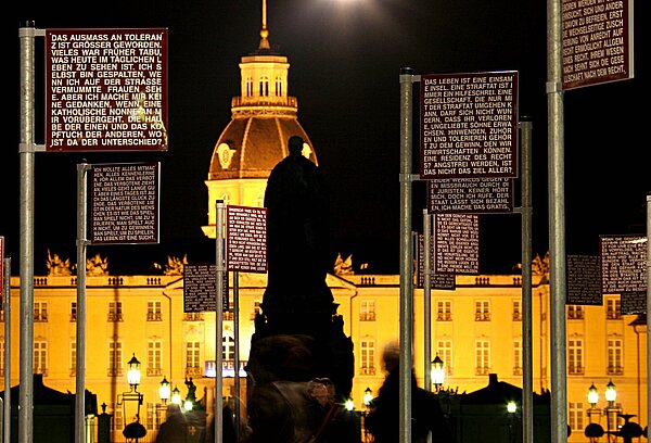 Platz der Grundrechte bei Nacht