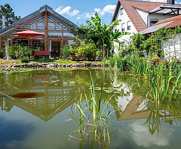 Blick in Garten mit großem Teich