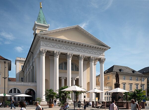 Blick auf den belebten Marktplatz mit der Stadtkirche im Fokus