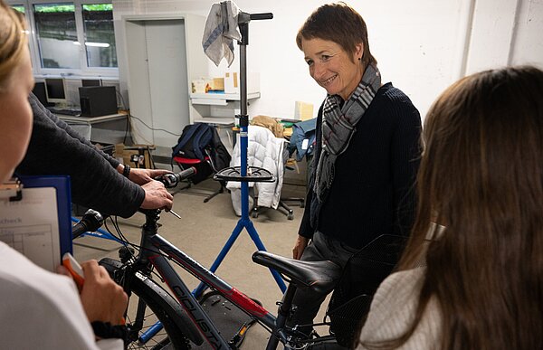 Bürgermeisterin Bettina Lisbach mit Schülerinnen und Schülern des Humboldt-Gymnasium beim Fahrradcheck.