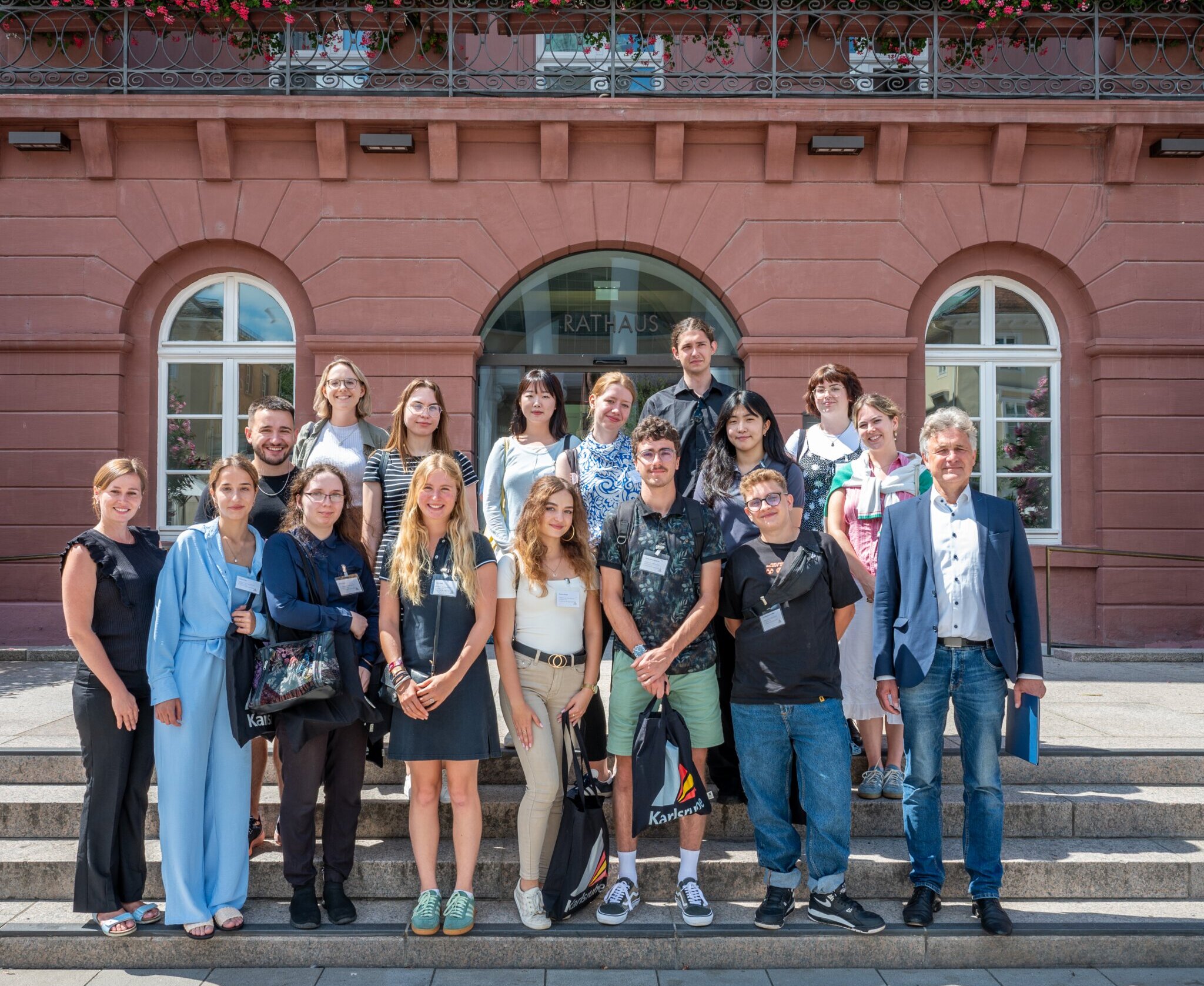 Begrüßung der Sommerpraktikantinnen und -praktikanten vor dem Rathaus durch OB Dr. Frank Mentrup